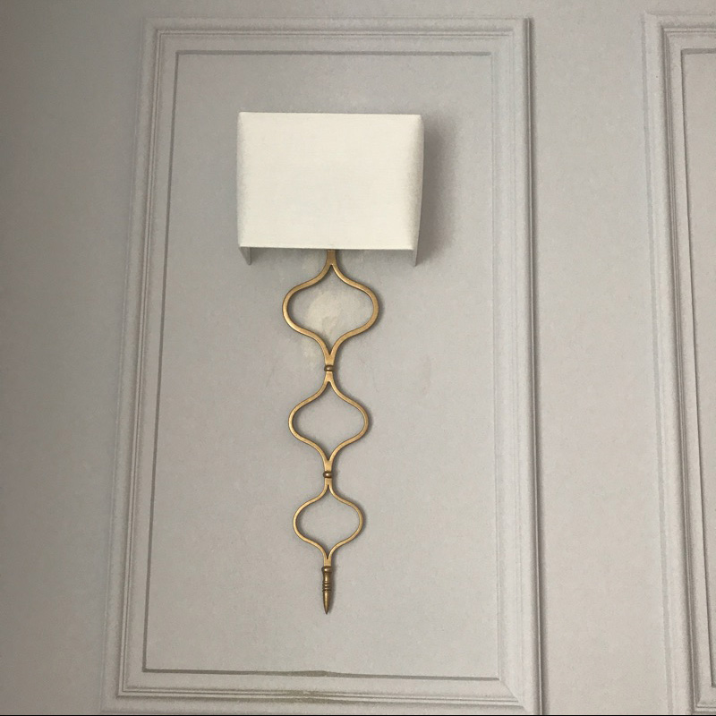 Amazon supply design sinuous metal wall sconce golden wall lamp for hotel