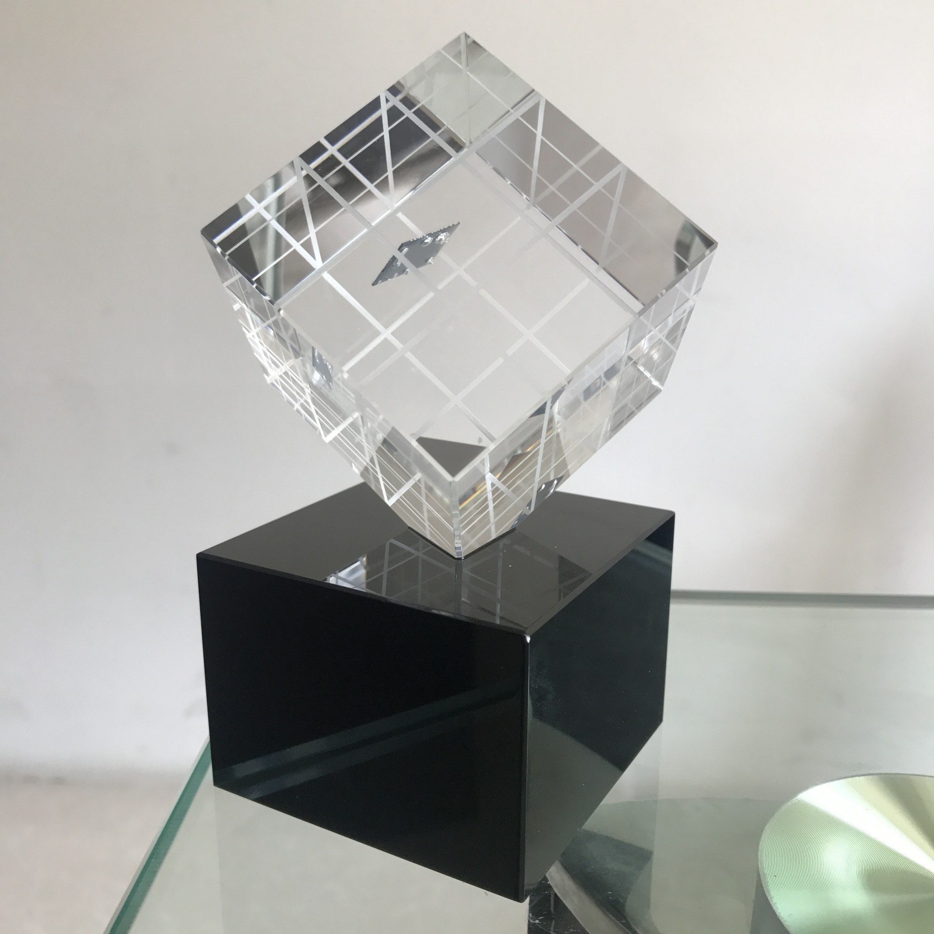 High quality insertion chip crystal cube for office