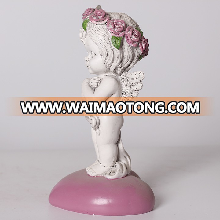 Custom Cheap Resin Lovely Baby Angels Figurine Resin Cupid Ornament Standing On The Heart Shape Base