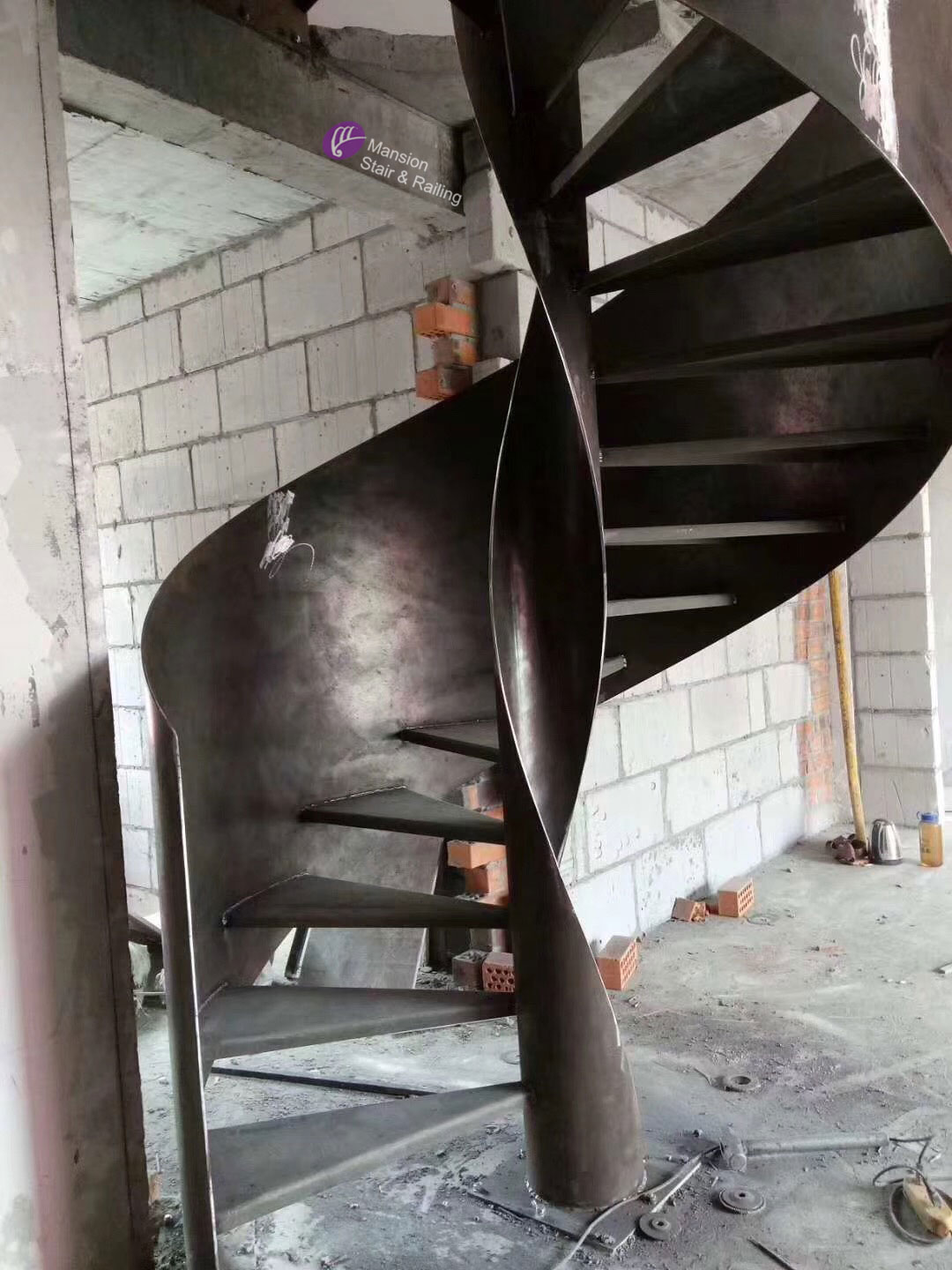 Indoor Metal Spiral Stairs with Steel Sheet Railing