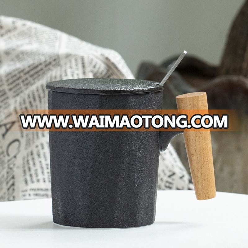 New arrival Fashion  porcelain Tea Mug with tea infuser and metal lid, special  wood handle