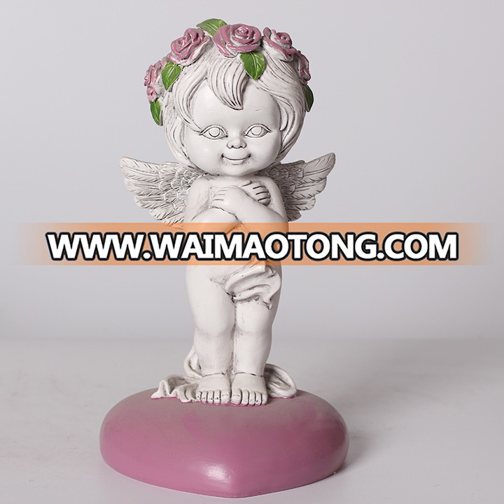 Custom Cheap Resin Lovely Baby Angels Figurine Resin Cupid Ornament Standing On The Heart Shape Base