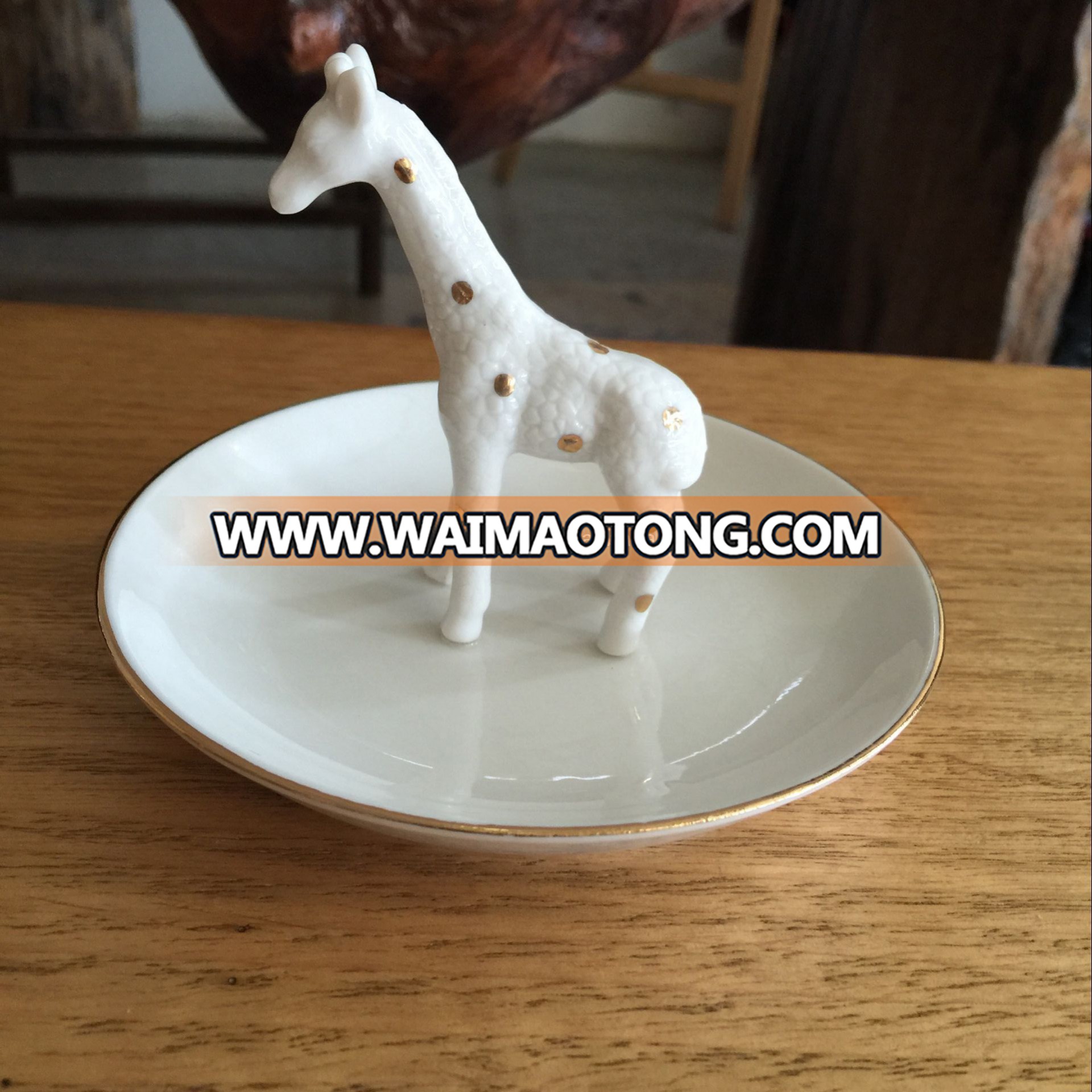 Gold pot decaled giraffe ceramic jewelry storage tray