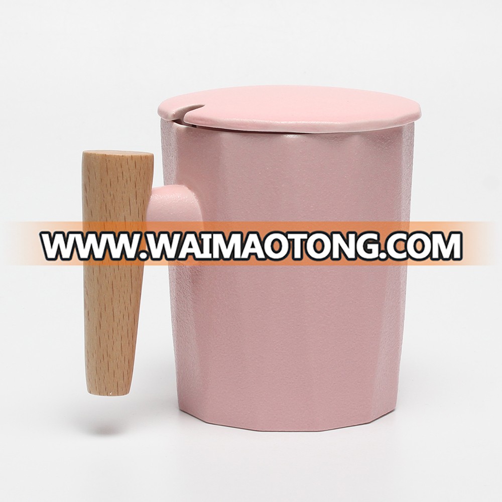 New arrival Fashion  porcelain Tea Mug with tea infuser and metal lid, special  wood handle