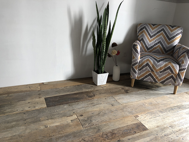 Reclaimed wood herringbone parkett