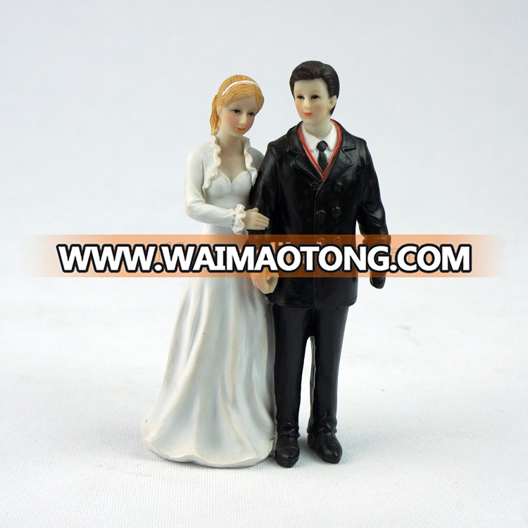 Wholesale Happiness Bride and Groom Couple Figurine Resin Wedding Cake Topper