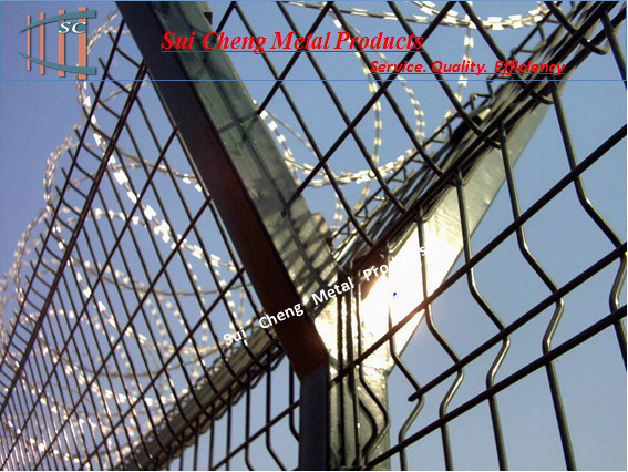 High Quality galvanized and pvc coated 5mm wire dia Airport razor wire Fencing