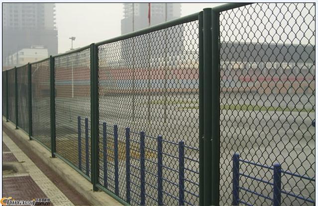 Green pvc coated chain link fence for basketball court