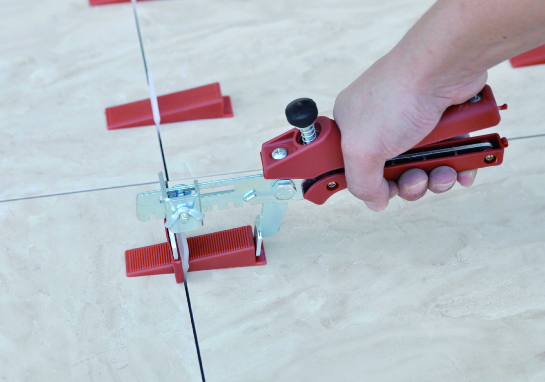 Leveling plier for floor covering, double feets