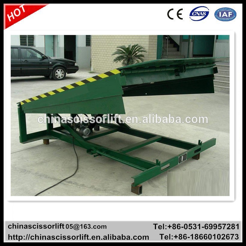 Hydraulic tailgate lift for truck container ramp