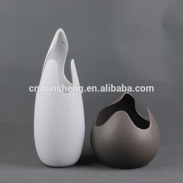 Wholesale 4-pieces brown porcelain eggshell shaped vase+planter,matt finish centerpieces