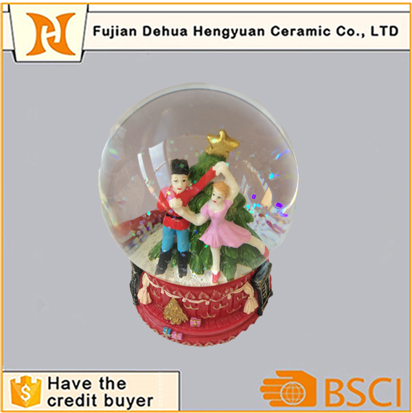 Christmas Tree Inside Polyresin Snow Globe for Christmas