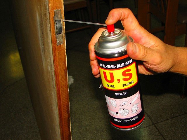 Lubricant silicone spray providing excellent slipperiness