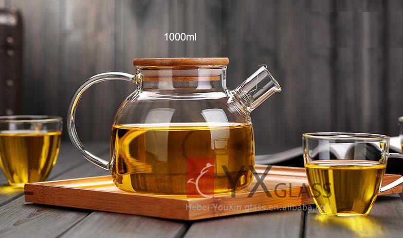 1.5L Clear glass water jug with side handle and lid for cold drinks