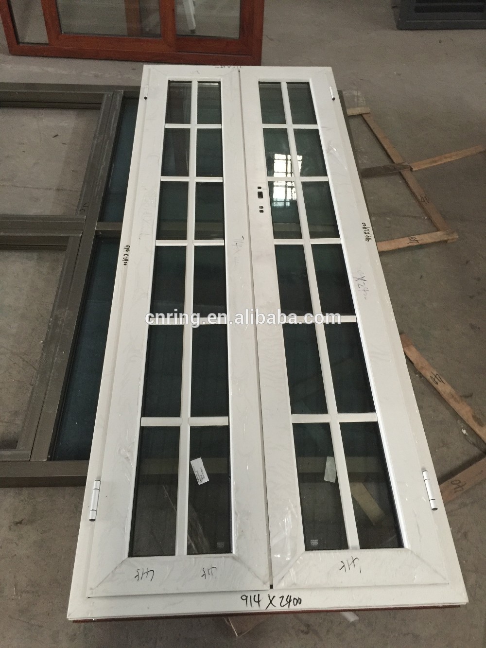 Luxury  standard soundproof bi fold aluminum glass  folding door