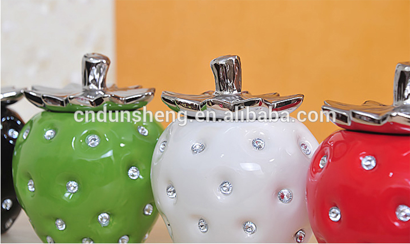 wholesale chinese ceramic strawberry decoration jar