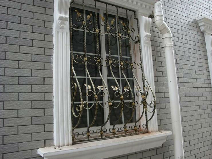 Europe style exterior new design modern curved wrought iron balcony railing