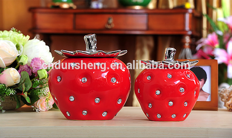 wholesale chinese ceramic strawberry decoration jar