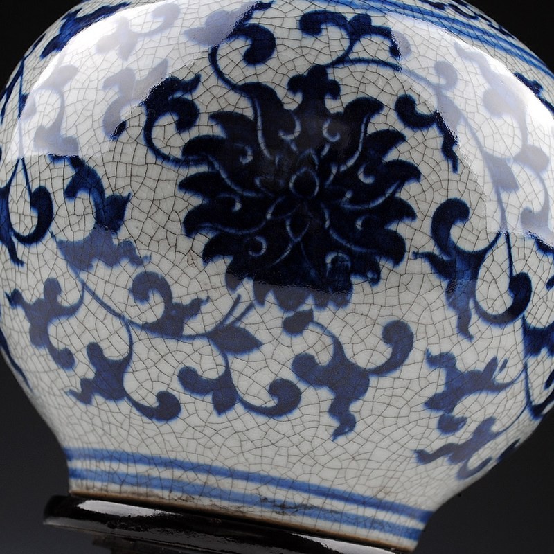 Chinese style home decorative blue and white ceramic porcelain vase