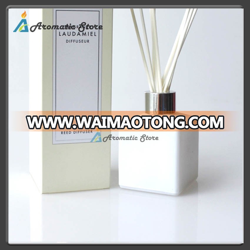 Reed diffuser with glass bottle