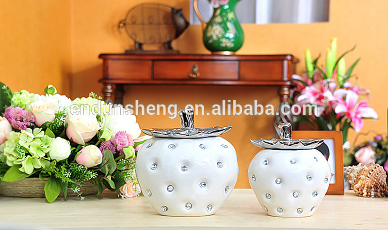 wholesale chinese ceramic strawberry decoration jar