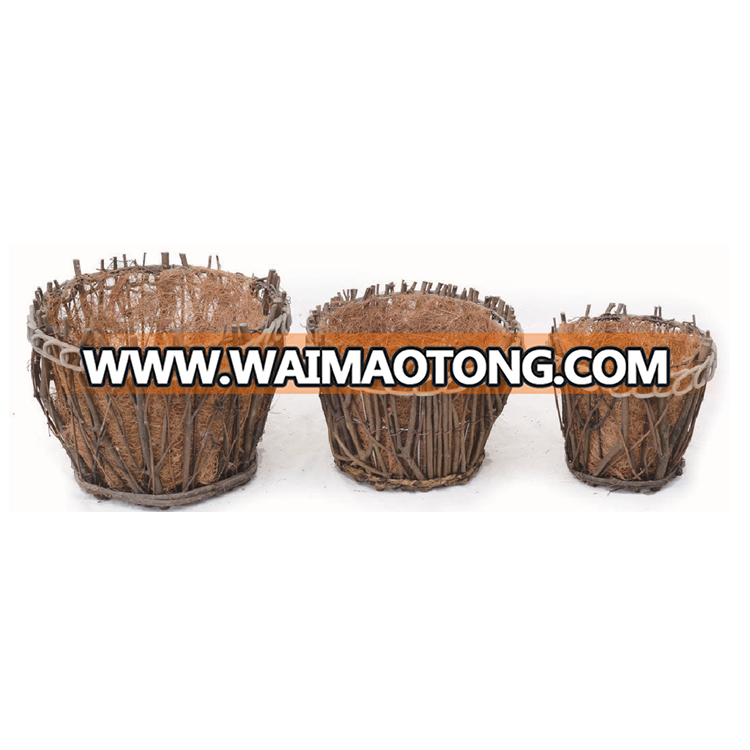 Rattan garden ornament with coco liner