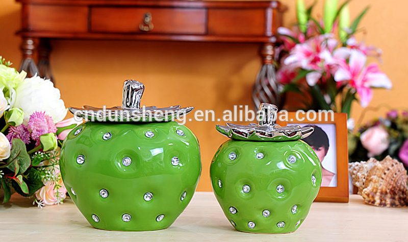 wholesale chinese ceramic strawberry decoration jar