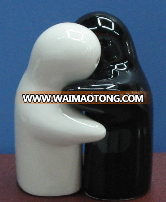 novelty valentine day gifts ceramic cat snuggling black and white salt and pepper shaker