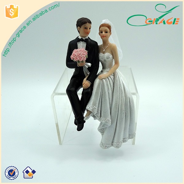 Hand in hand Couples Polyresin Statue Wedding Favors Gifts