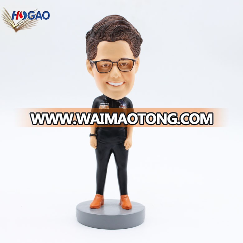 2019 OEM resin women figurine wearing glasses  bobble head