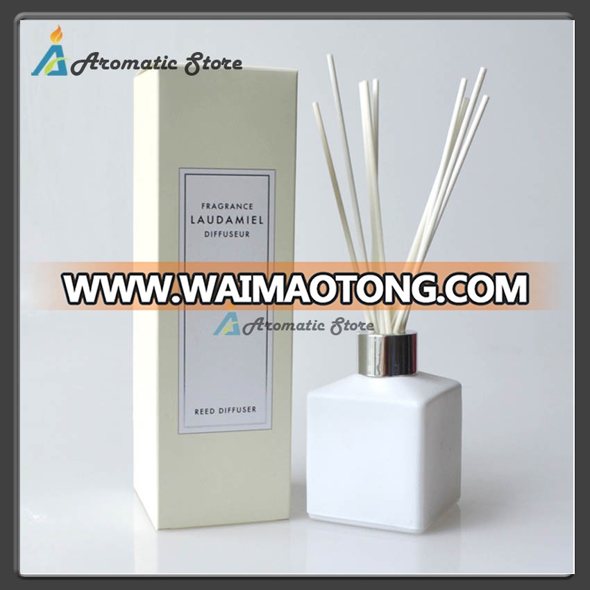 Reed diffuser with glass bottle