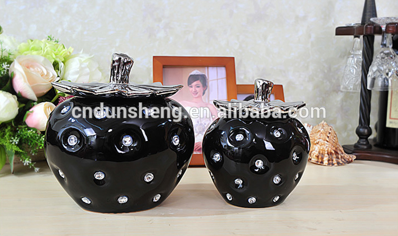 wholesale chinese ceramic strawberry decoration jar