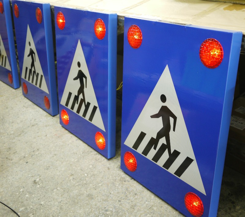 solar powered reflective illuminated led highway signs