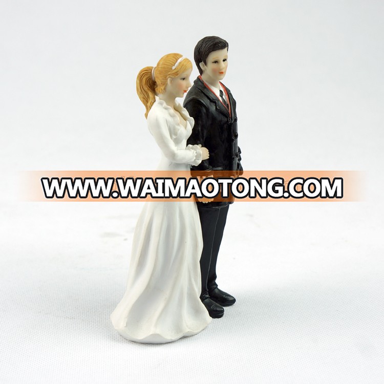 Wholesale Happiness Bride and Groom Couple Figurine Resin Wedding Cake Topper