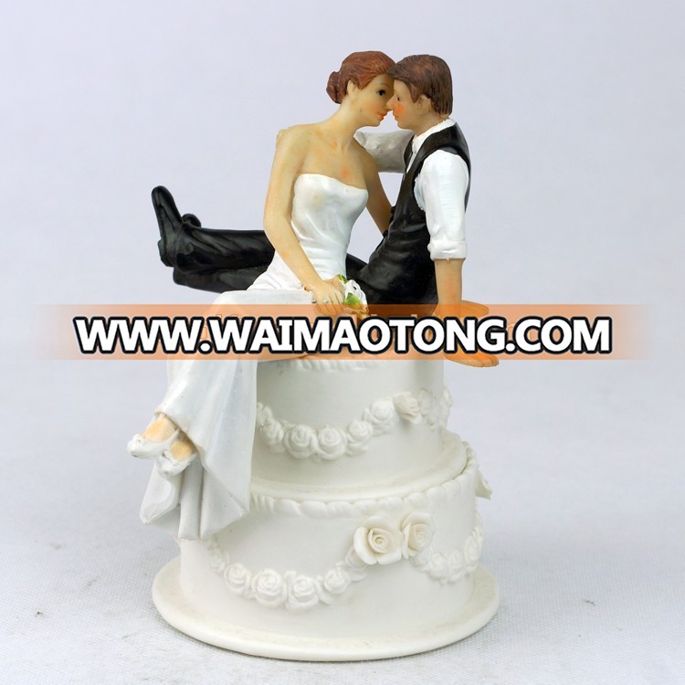 Wholesale Happiness Bride and Groom Couple Figurine Resin Wedding Cake Topper