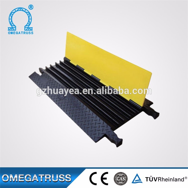 Outdoor heavy duty rubber industrial 3 channel cable ramp