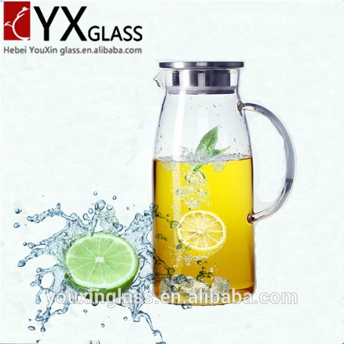 1.5L Clear glass water jug with side handle and lid for cold drinks