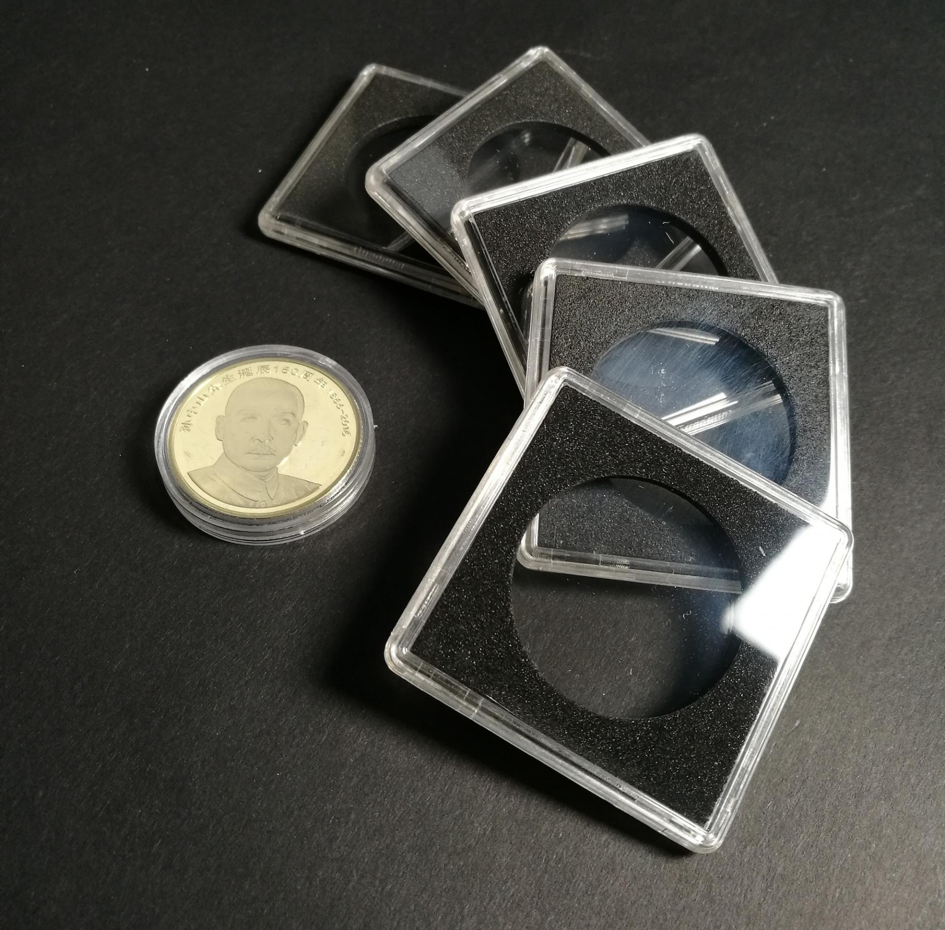 Direct fit single square coin capsule