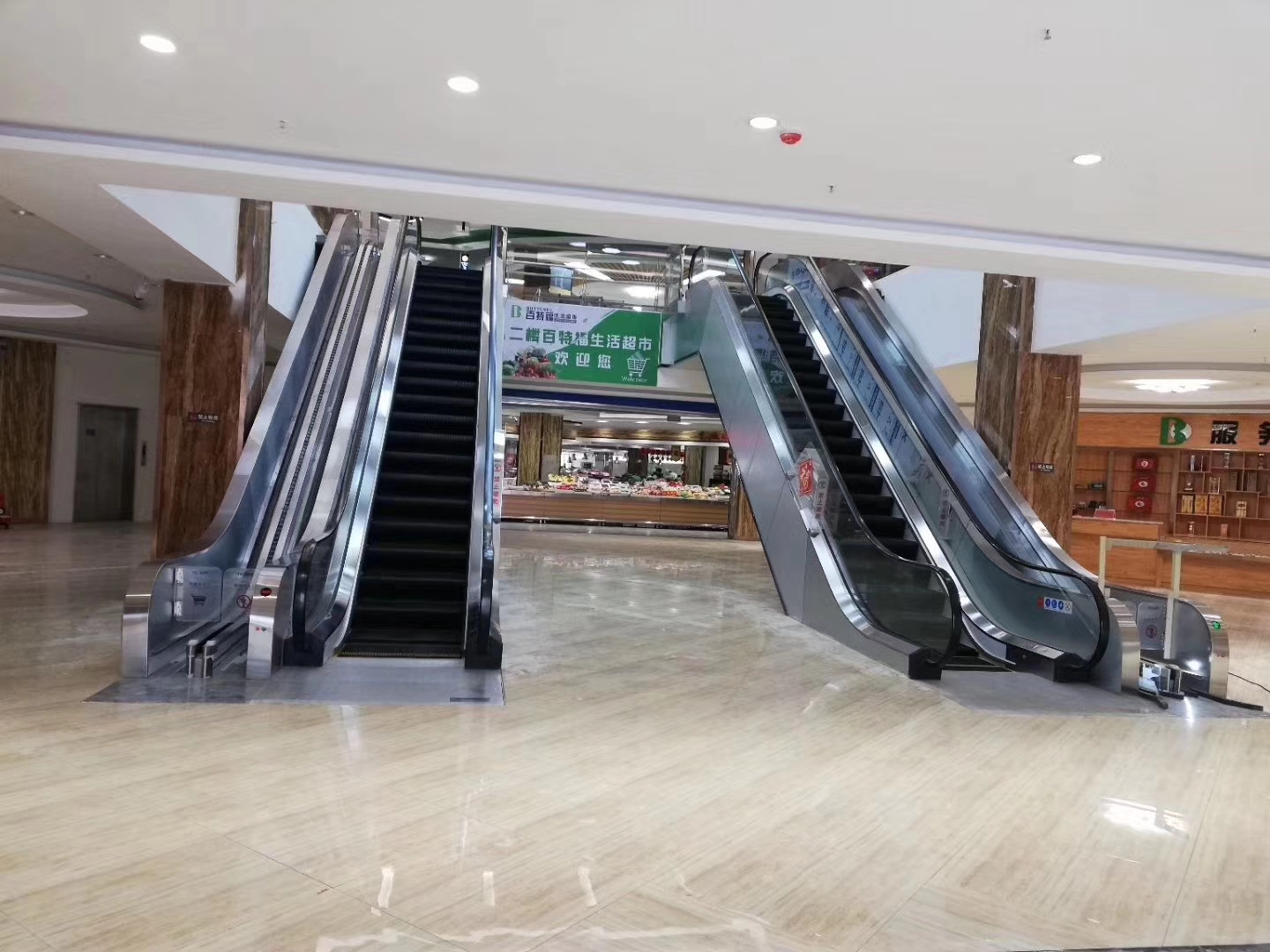 Shopping cart escalator conveyor with vvvf drive goods