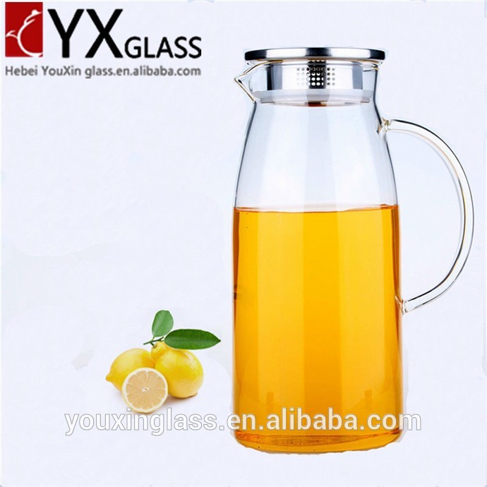 1.5L Clear glass water jug with side handle and lid for cold drinks