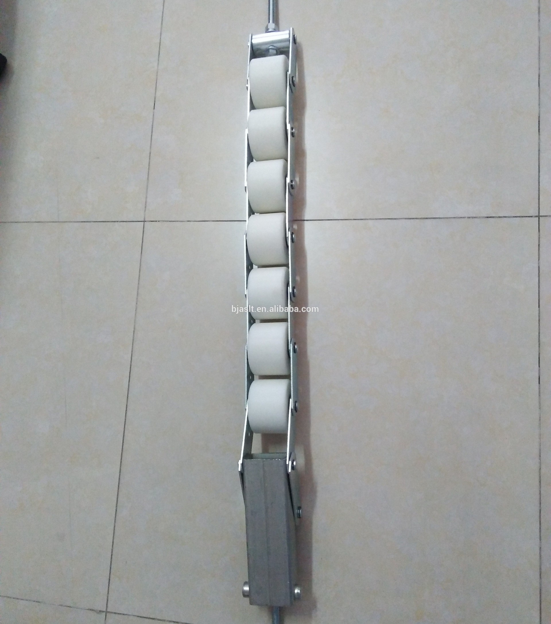 Escalator handrail chain