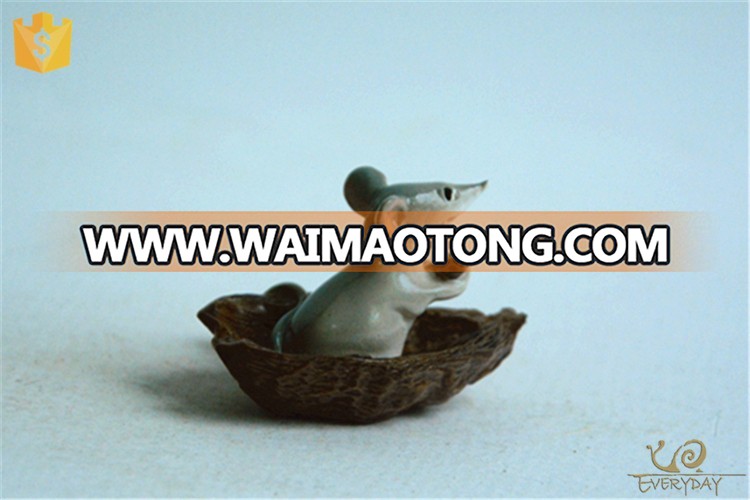 Customized Mini Boating Mouse Figurines,Funny Animal Statue Table Decoration