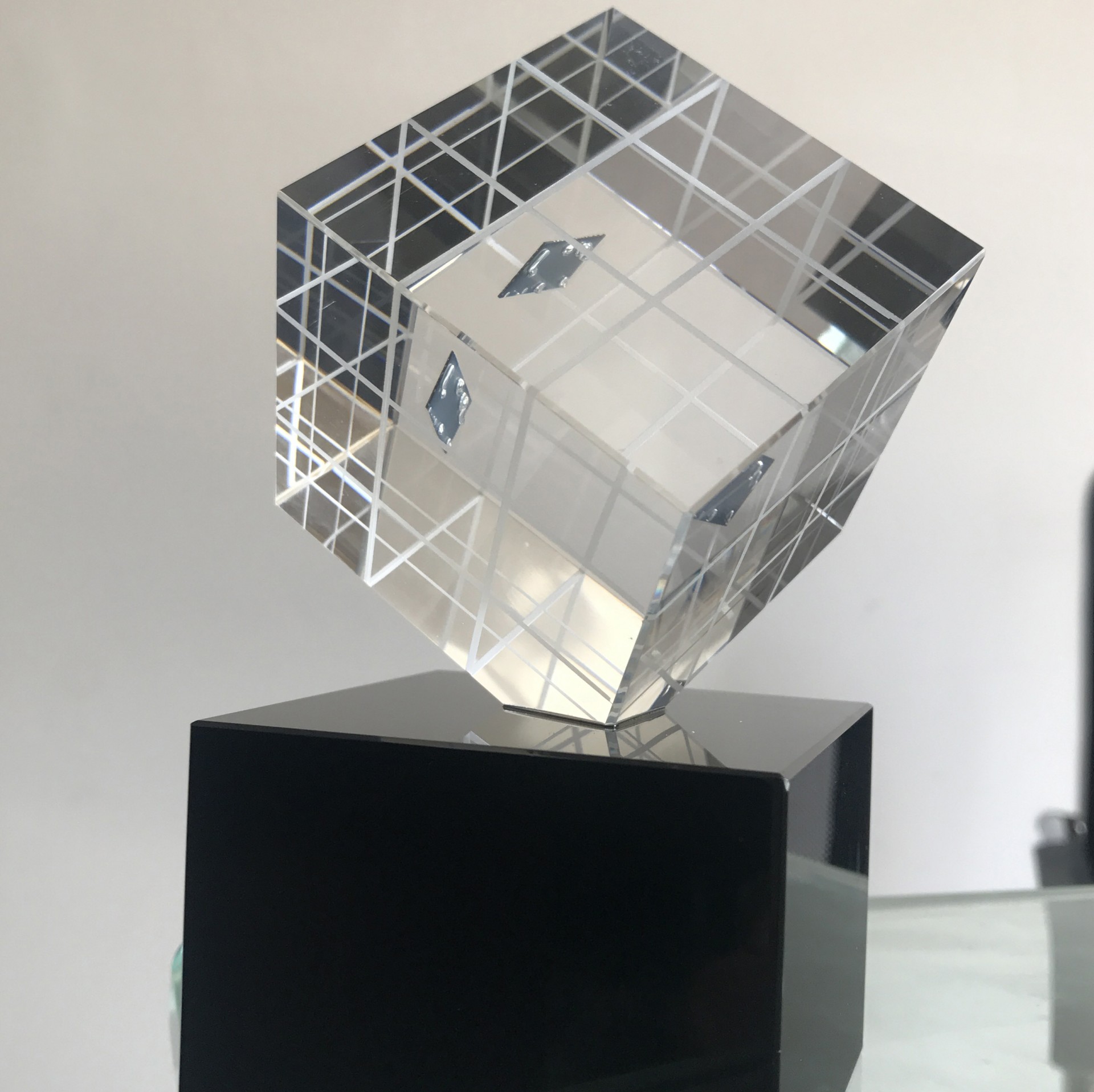 High quality insertion chip crystal cube for office