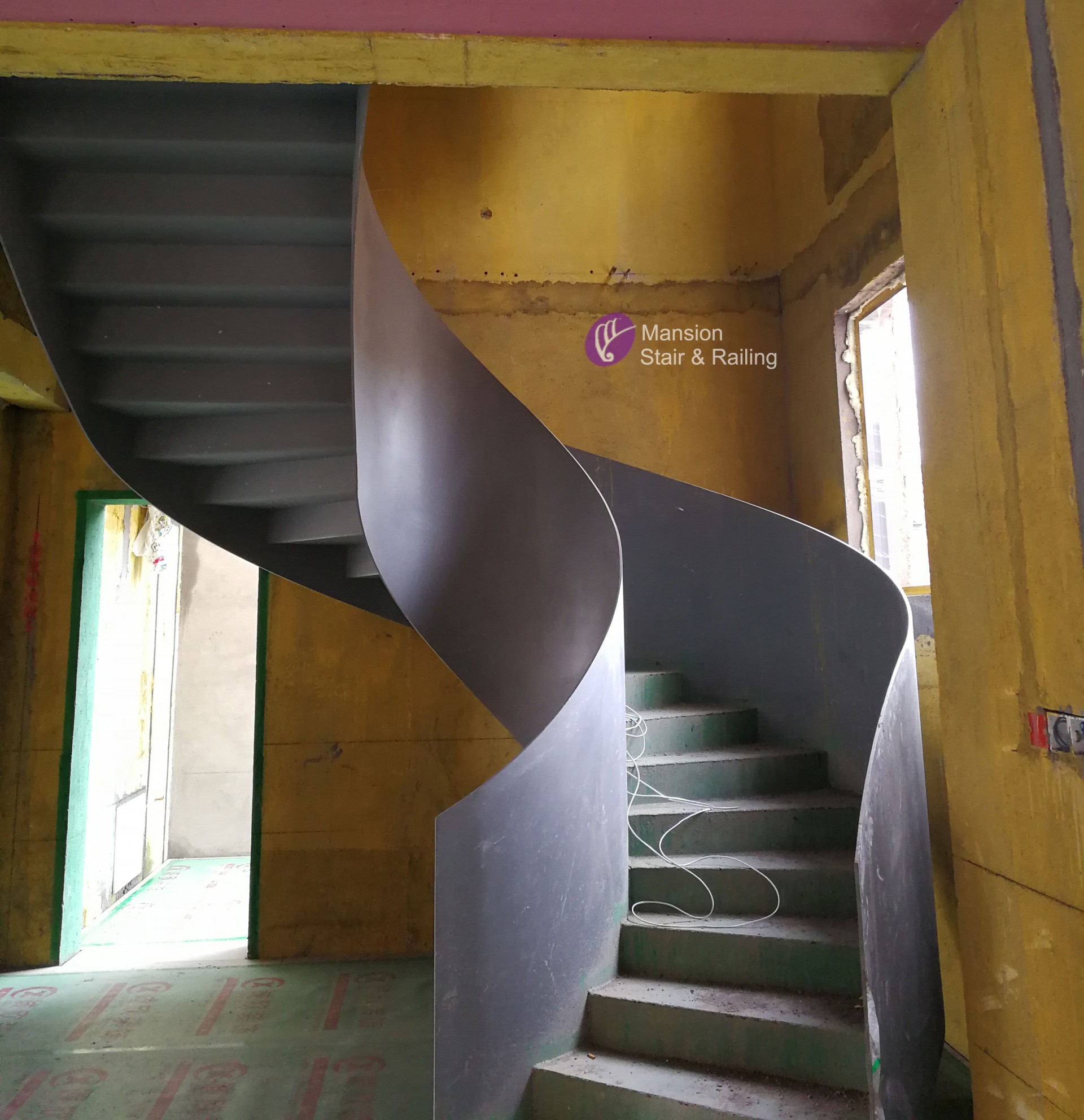 Indoor Metal Spiral Stairs with Steel Sheet Railing