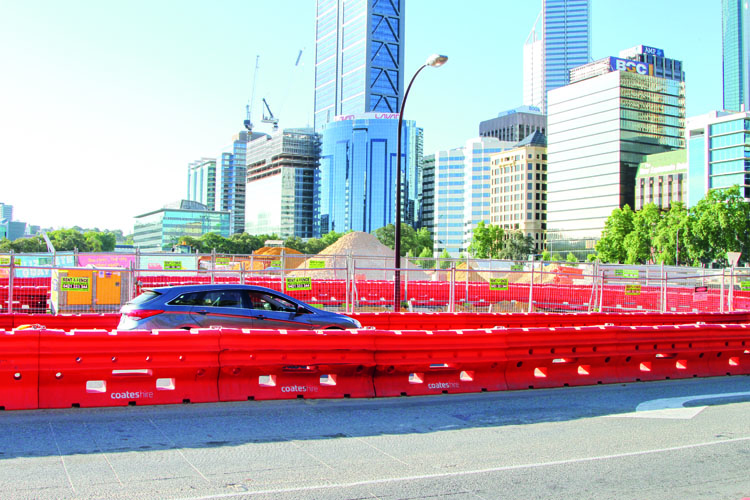 G090905 Temporary Orange Water Filled Security Fence Safety Control Road Work Traffic Building Site Barriers