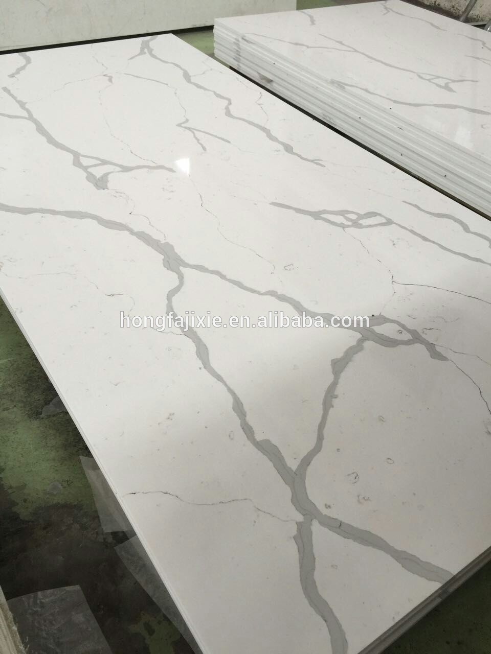 Calacatta quartz slab price/ quartz slab multi color