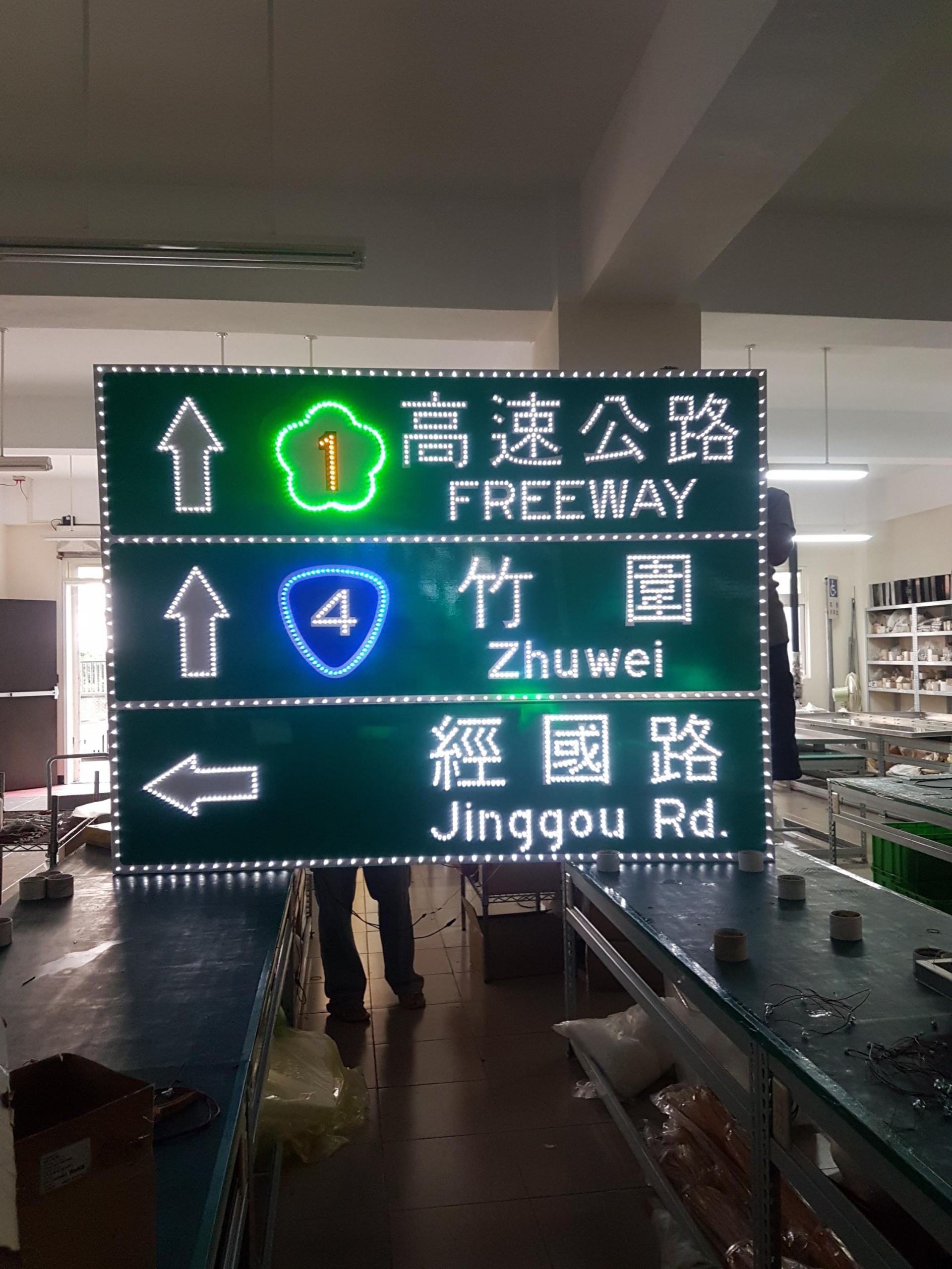 solar powered reflective illuminated led highway signs