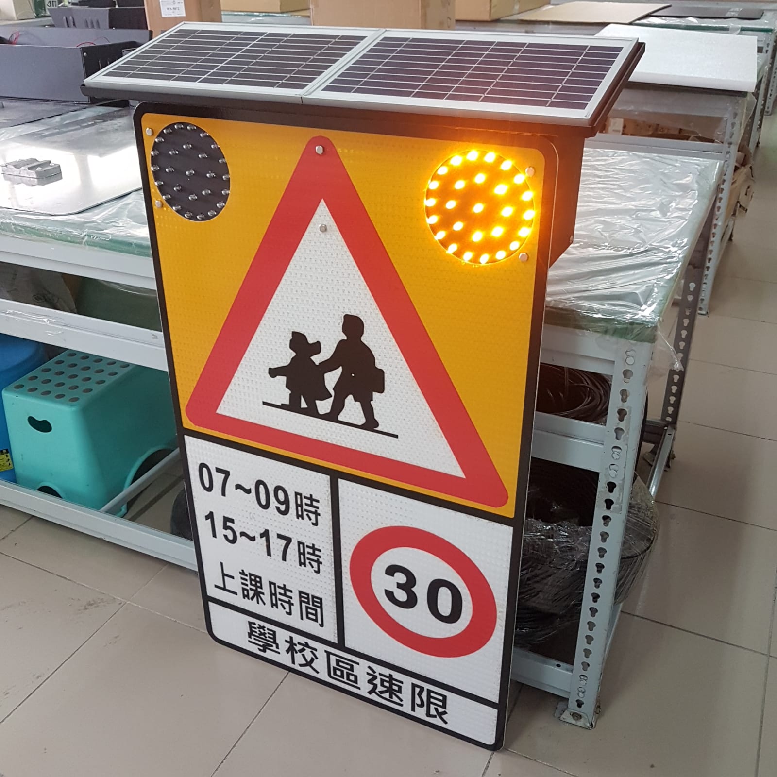 solar traffic sign solar warning light solar power LED warning sign triangle warning sign