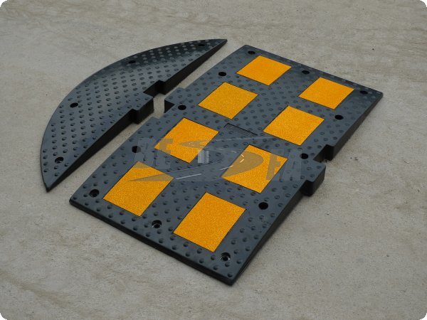 Black & Yellow Rubber 900mm Width Road Speed Bump